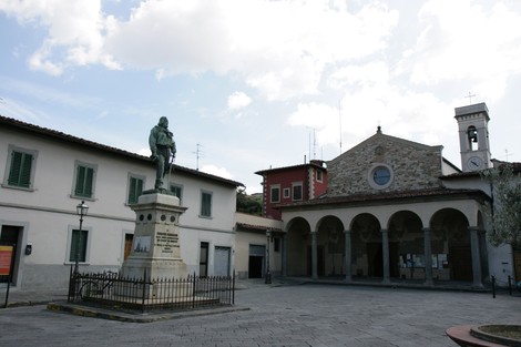 Lapide della Liberazione a Peretola, piazza con statue e architettura tipica toscana.