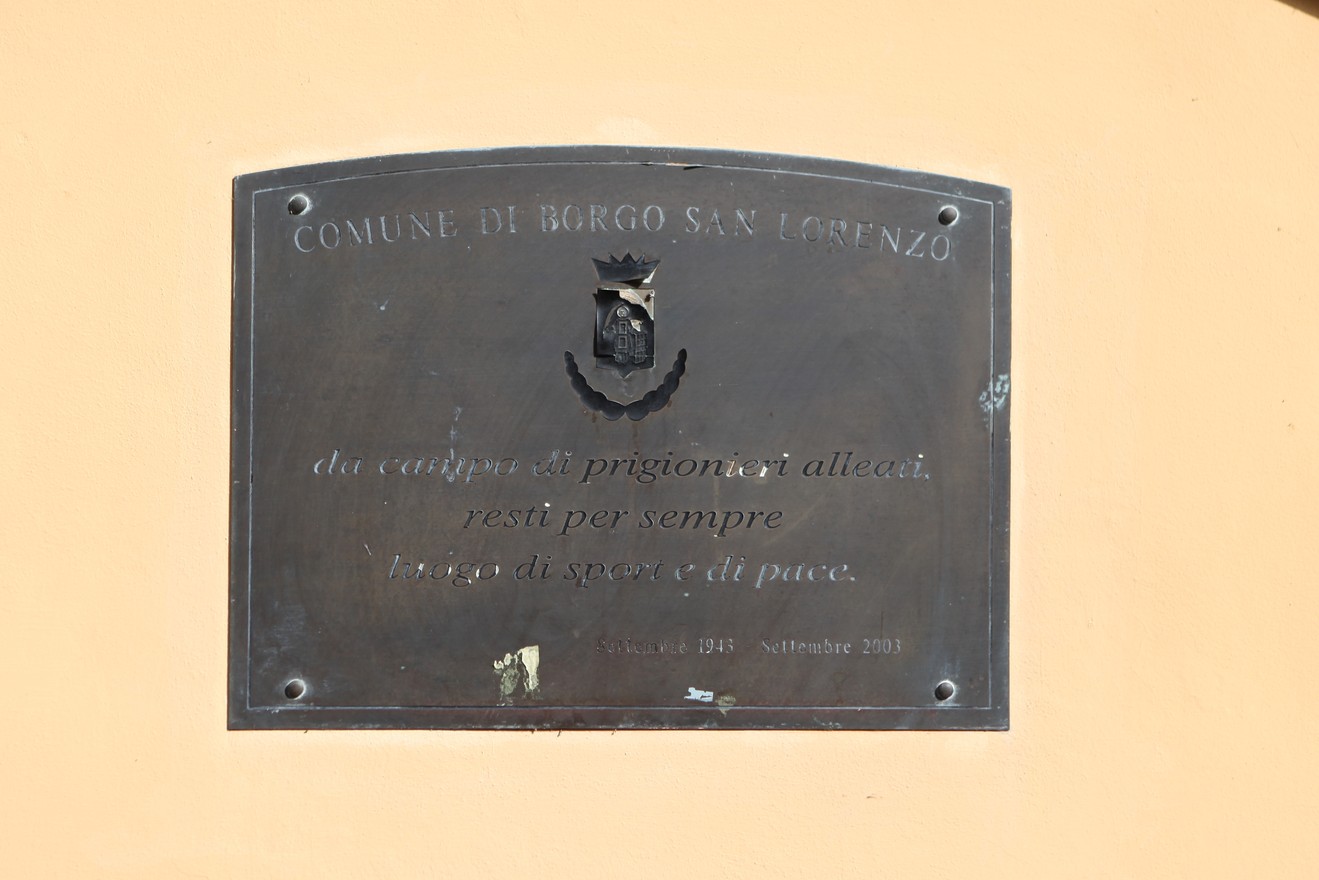 Targa commemorativa del campo sportivo di Borgo San Lorenzo, in memoria dei prigionieri alleati.