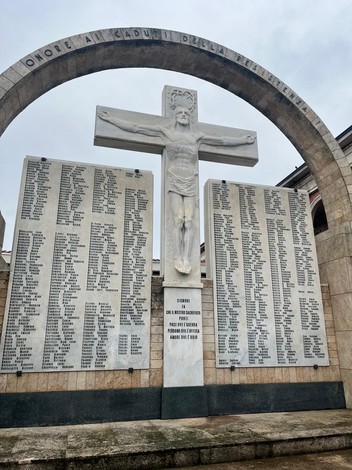 Monumento a Campo della Gloria, commemorazione dei caduti con una grande croce e liste di nomi.