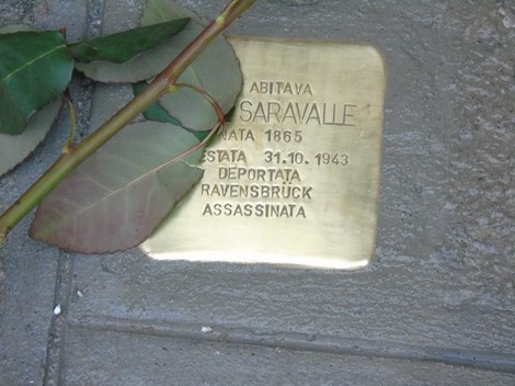 Pietra d'inciampo dedicata a una persona deprecata e assassinata a Ravensbrück, posata a Saravalle.
