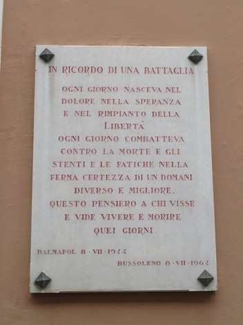 Lapide commemorativa della battaglia di Balmafol, con iscrizione in ricordo dei caduti e del valore della libertà.