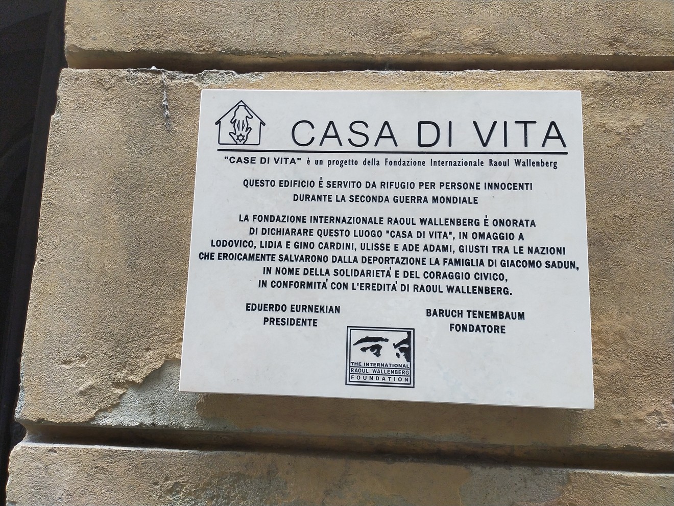 Targa in pietra che indica "Casa di Vita", rifugio per persone innocenti durante la Seconda Guerra Mondiale.