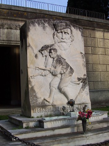 Monumento dedicato ai garibaldini dei Balcani, raffigurante figure storiche in rilievo.