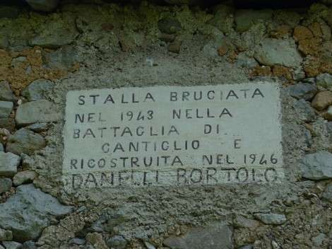 Lapide commemorativa della cascina Danelli, dedicata alla battaglia di Cantiglio e alla ricostruzione nel 1946.