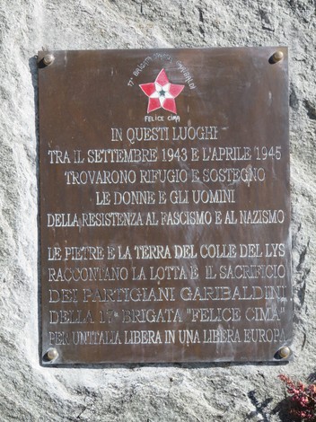 Cippo commemorativo della 17a Brigata "Felice Cima", tributo alla resistenza contro fascismo e nazismo.