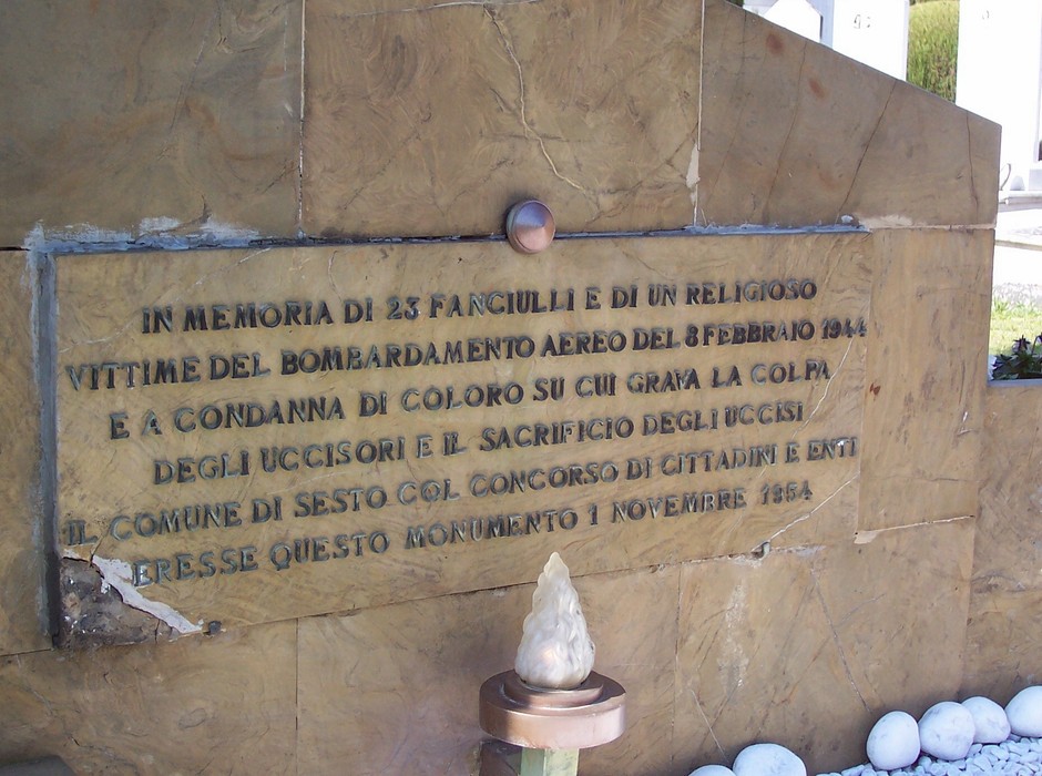 Monumento ai bambini del collegino di Colonnata, in memoria delle vittime di un bombardamento aereo del 1944.