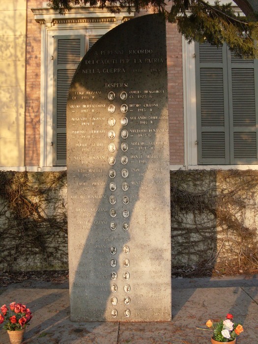 Monumento ai Caduti di Massenzatico, dedicato alla memoria dei sacrifici delle guerre.