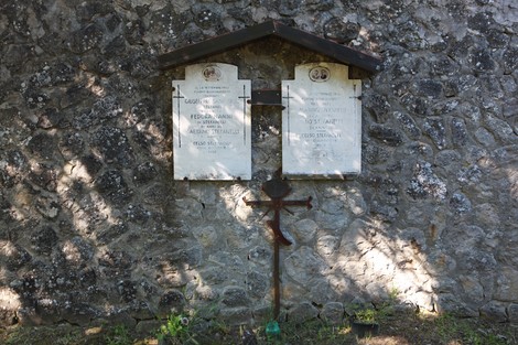 Vecchi sepolcri del cimitero di San Martino, con iscrizioni su lastre di pietra e struttura in legno.