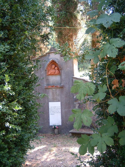 Tabernacolo dedicato ai fratelli Guermani, circondato da piante verdi nel contesto di un'area sacra.