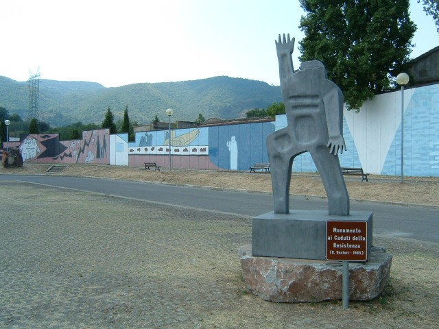 Monumento ai Caduti della Resistenza, simbolo di memoria e riconoscenza per la lotta partigiana.