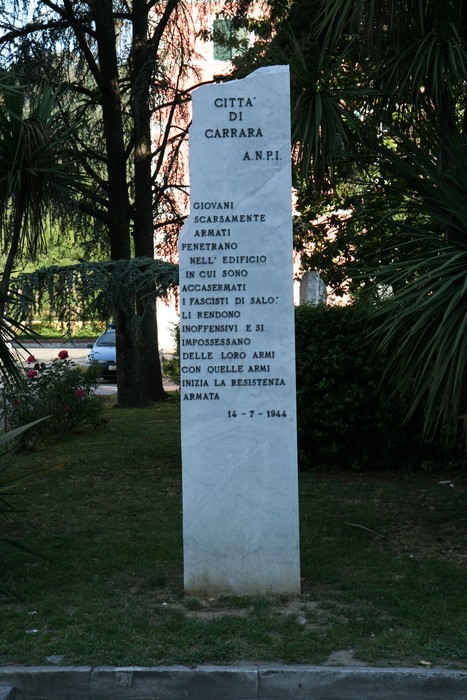 Cippo commemorativo dell'assalto alla caserma a Carrara, dedicato ai giovani partigiani sacrificati.