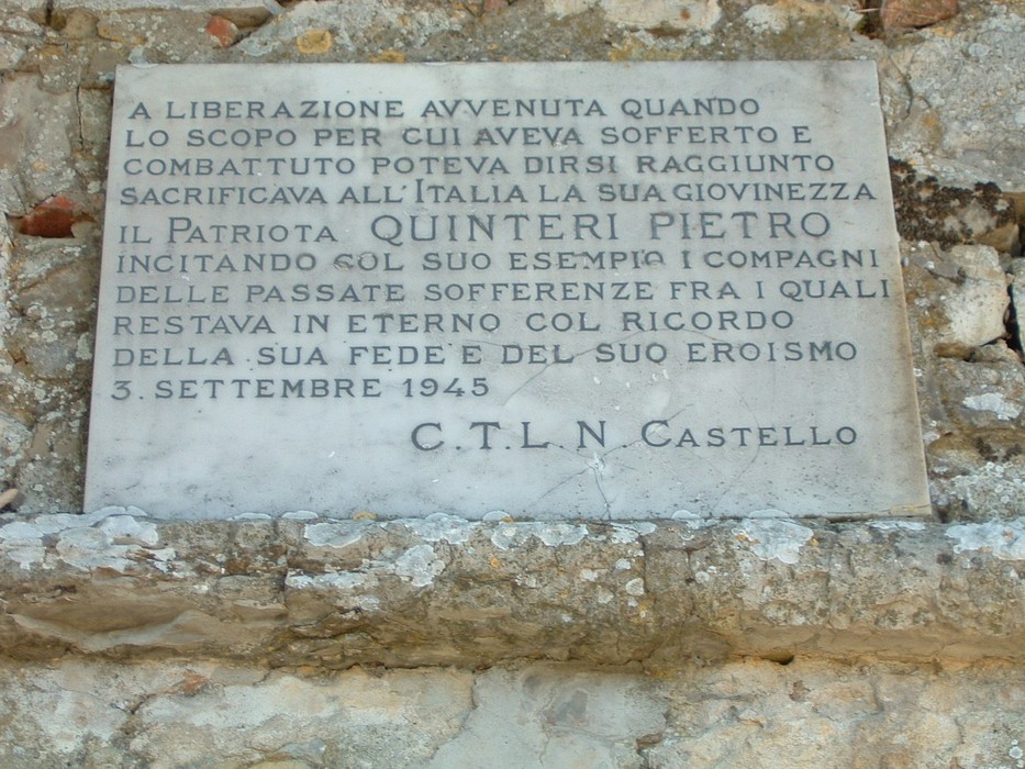 Lapide commemorativa dedicata a Pietro Quinteri, patriota e martire della Resistenza, situata a Carmignanello.