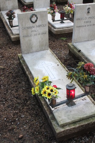 Tombe perpetue dei caduti per la Libertà, con fiori e candele commemorative.