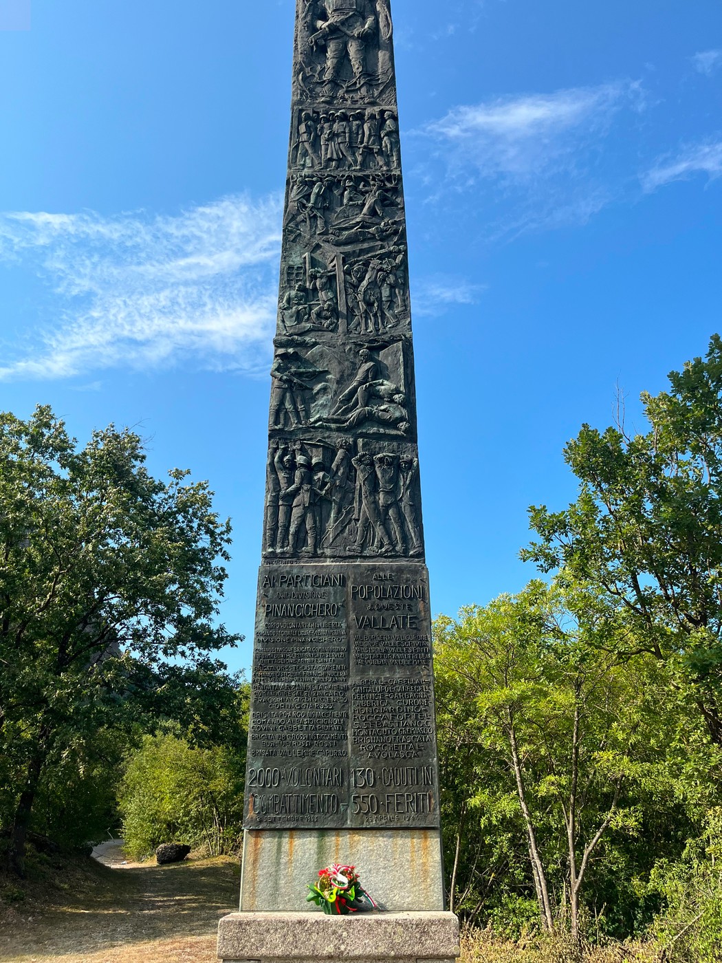 Monumento commemorativo alla Divisione Pinan Cichero, situato in un'area verde tranquilla.