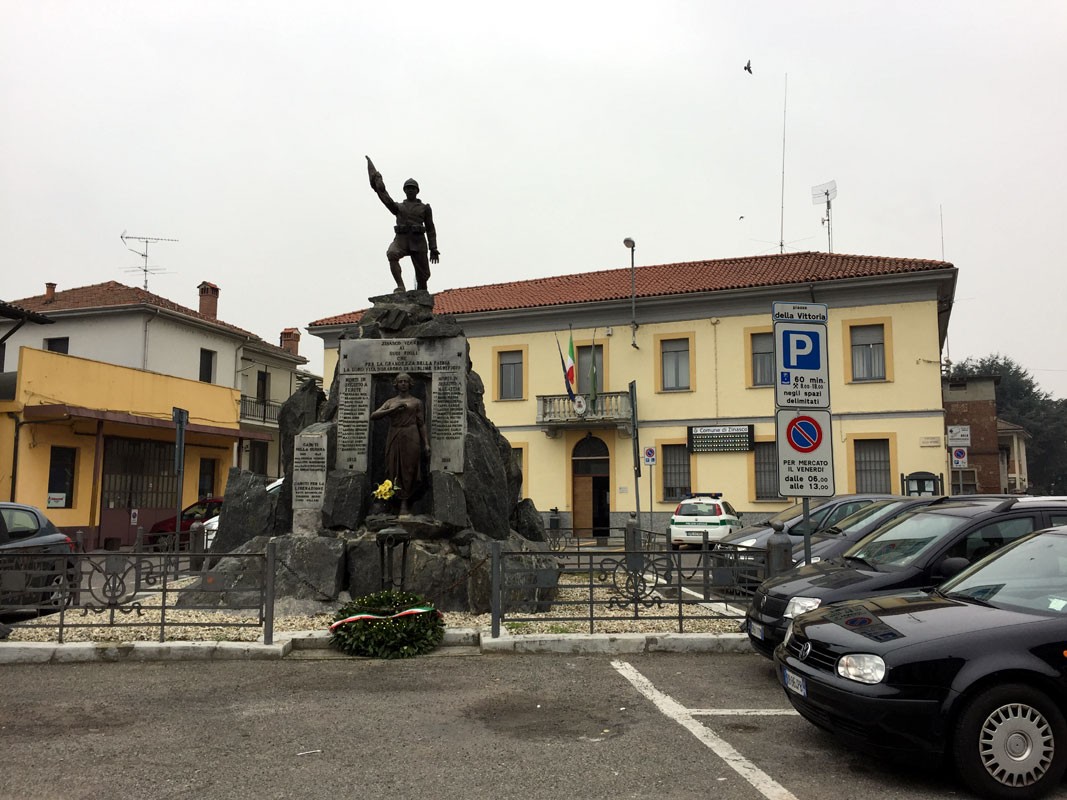 Monumento ai caduti di Zinasco, commemorativo in memoria dei soldati, con statue e lapidi incise.