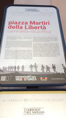 Targa informativa dedicata a Piazza Martiri della Libertà e alla sua importanza storica e politica.
