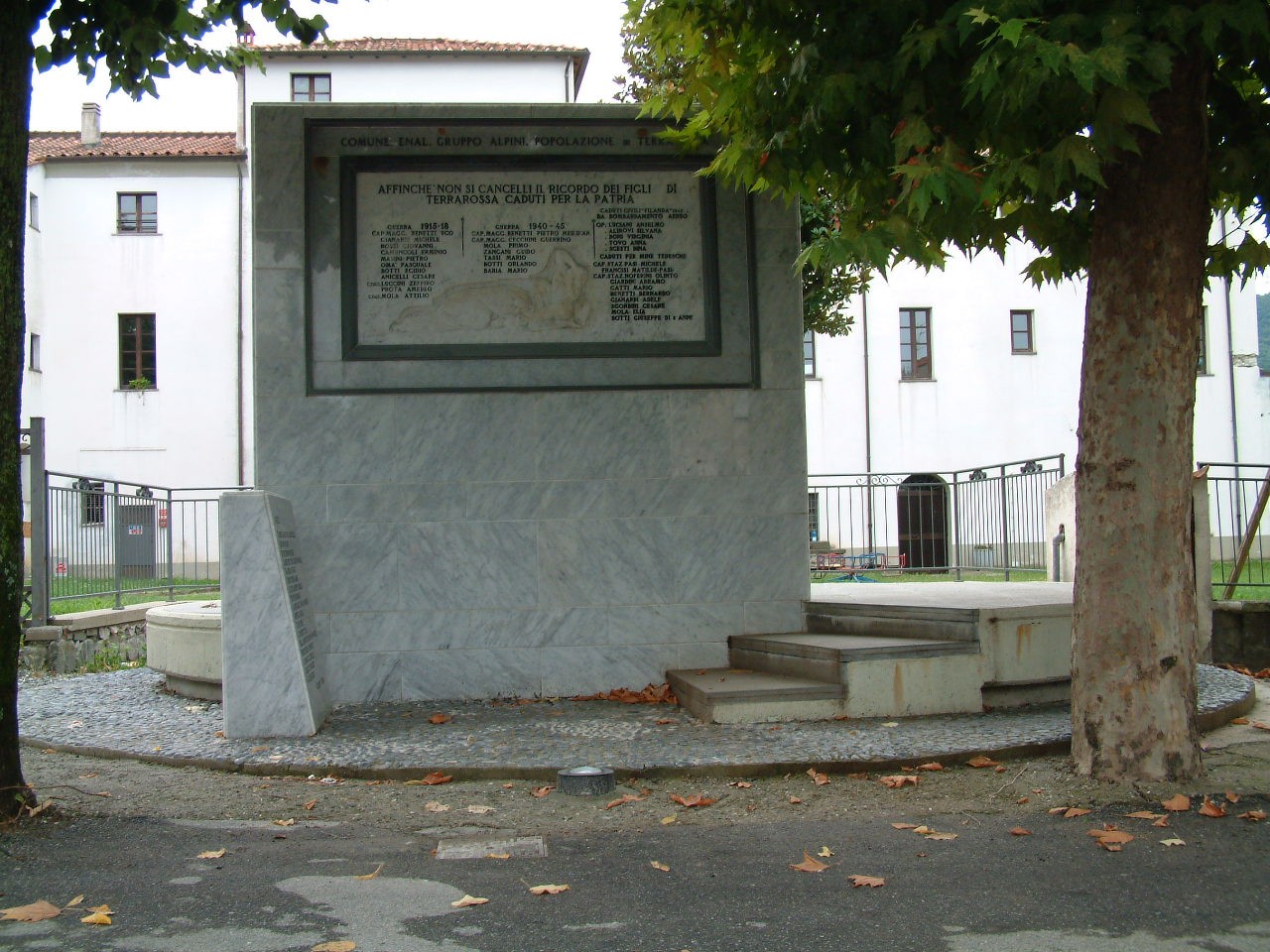 Monumento ai caduti, commemorazione e onore per coloro che hanno sacrificato la vita per la patria.