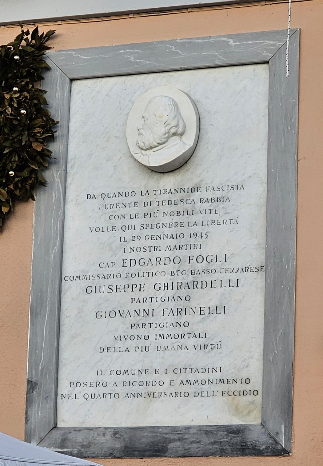 Lapide commemorativa dedicata ai martiri Edgardo Fogli, Giuseppe Ghirardelli e Giovanni Farinelli.