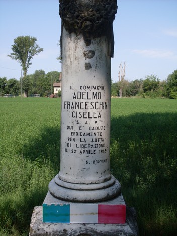 Cippo commemorativo dedicato ad Adelmo Franceschini, caduto nella lotta per la Liberazione.