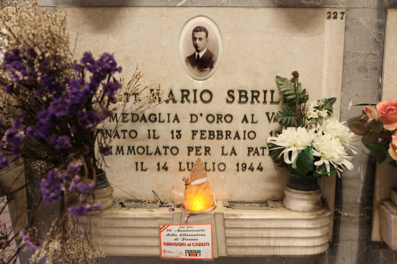 Sepolcro di Mario Sbrilli, medaglia d'oro, commemorazione per il sacrificio durante la Seconda Guerra Mondiale.