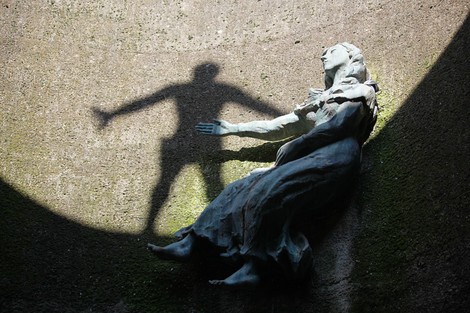 Monumento Ossario dei caduti partigiani, rappresentazione scultorea evocativa con giochi di luce e ombre.