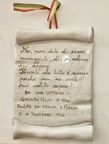 Targa commemorativa in ceramica in onore dei caduti per la Libertà della Compagnia del Ramo Industriale.