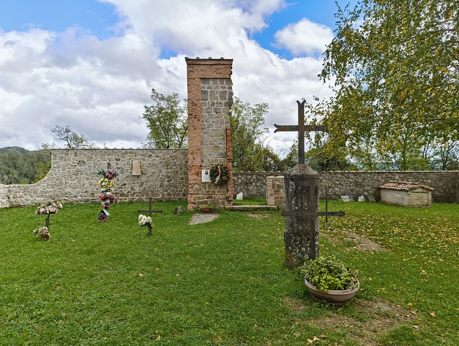 Cimitero di Casaglia, un luogo di riposo immerso nella natura, con croci e fiori che ne raccontano la storia.