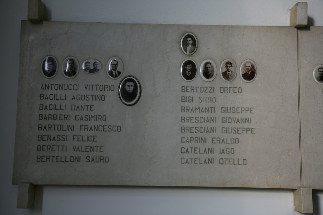 Sacrario dei martiri di San Terenzo, memoriale dedicato ai caduti con foto e nomi incisi su pietra.
