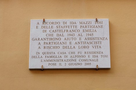 Lapide commemorativa dedicata a Ida Mazzi Tosi e alle staffette partigiane di Castelfranco Emilia.