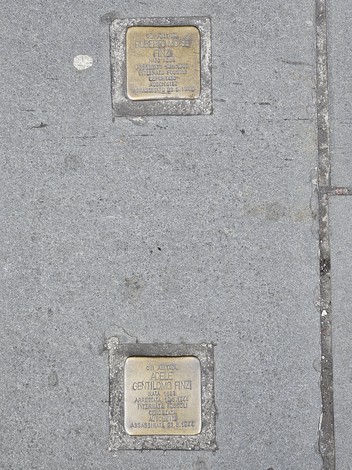 Pietre d'inciampo commemorative dedicate alla famiglia Finzi, integrate nel pavimento.