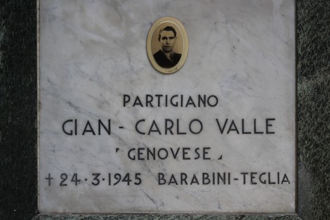 Sacrario dedicato ai caduti per la Liberazione, con lapide commemorativa di un partigiano.