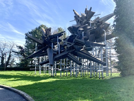 Monumento alla Resistenza, scultura moderna con forme angolari e strutture metalliche in un'area verde.