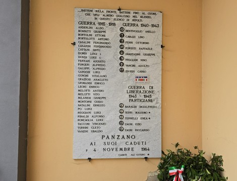 Lapide commemorativa ai caduti di Panzano, in onore dei soldati delle guerre 1915-1918 e 1940-1943.