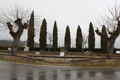 Area monumentale di Sant'Andrea, con cipressi e un panorama suggestivo in un contesto silenzioso e storico.