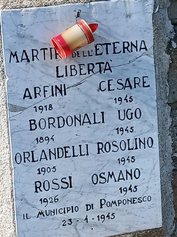 Cippo commemorativo dedicato a Arfini, Bordonali, Orlandelli e Rossi, onorando il loro sacrificio.