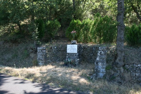 Monumento de La Grotta, un luogo di memoria immerso nella natura, circondato da vegetazione.
