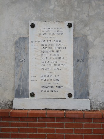 Monumento ai caduti con una lastra commemorativa in memoria dei soldati.