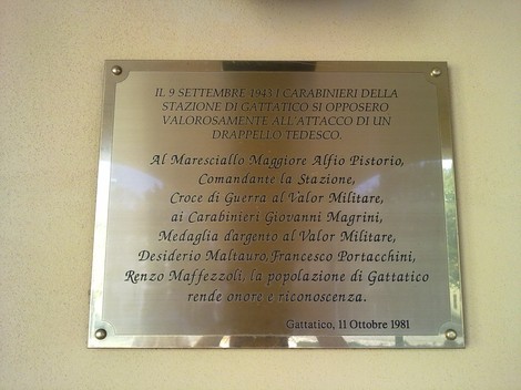 Targa commemorativa dedicata ai Carabinieri caduti durante l'attacco tedesco aGattatico nel 1943.