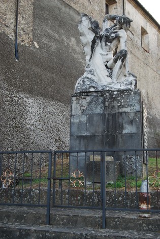 Monumento ai caduti: scultura commemorativa immersa nella storia e nel rispetto dei sacrifici.