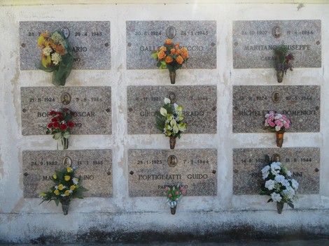 Fiori sistemati su lastre commemorative nel Sacrario dei partigiani, in onore dei caduti per la libertà.