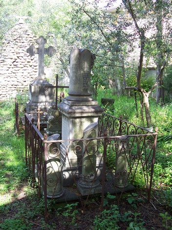 Cippi funerari dei fratelli Sambiase, immersi nella vegetazione, testimoniano la memoria storica del luogo.