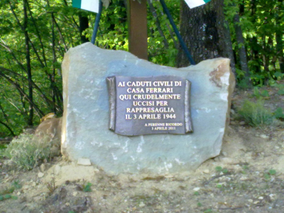 Monumento commemorativo ai caduti di casa Ferrari, uccisi il 3 aprile 1944. Ricordo di un tragico evento storico.