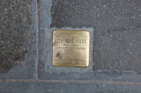 Pietra d'inciampo dedicata a Edoardo Cipulat, commemorazione di un arresto politico e della sua tragica fine.
