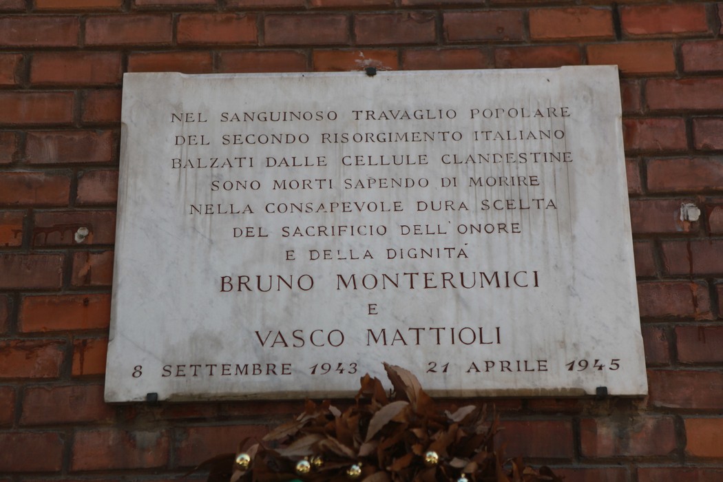 Lapide commemorativa dedicata a Bruno Monterumici e Vasco Matteoli, simboli del sacrificio durante il Risorgimento italiano.