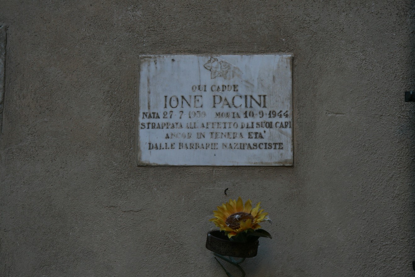 Lapide commemorativa dedicata a Ione Pacini, vittima delle barbarie nazifasciste.