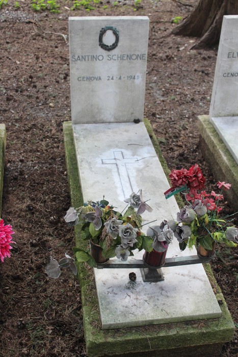 Tombe perpetue dei caduti per la Libertà con fiori e decorazioni in un contesto sereno.