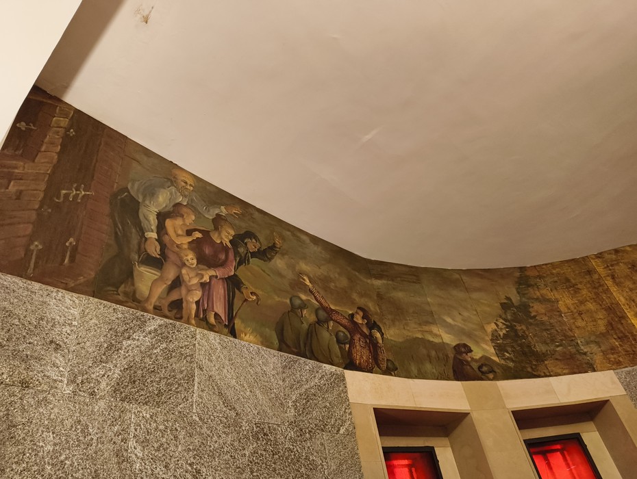 Interno del Sacrario dei Martiri di Marzabotto, con affreschi che commemorano le vittime della strage.