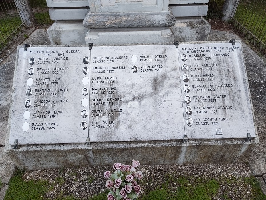 Monumento ai caduti di Quarantoli, con nomi incisi in memoria dei soldati e partigiani. Scorcio del monumento.