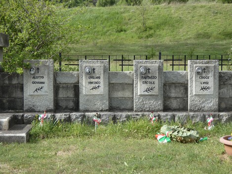 Monumento ai martiri del Gravio, commemorazione in onore dei caduti con lapidi e decorazioni tricolori.
