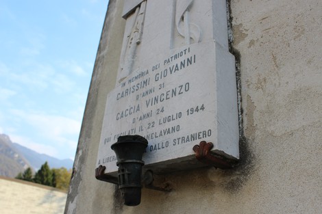 Lapide commemorativa a Caccia e Carissimi, dedicata ai patrioti caduti nel 1944.